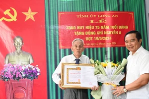 Bí thư Tỉnh ủy Long An trao huy hiệu 75 năm tuổi Đảng cho đảng viên cao niên