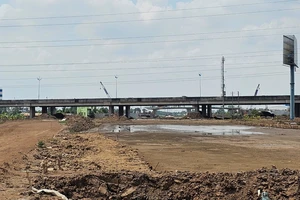 Đường Vành đai 3 TP.HCM giáp nút giao cao tốc Bến Lức - Long Thành triển khai thi công sau vụ đòi lại cát