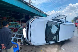 Tài xế ngủ gục, ô tô con tông vào tiệm tạp hóa lật ngang