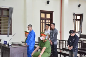 Lấy súng mua trên mạng ra đùa khiến bạn chết, lãnh 14 năm tù