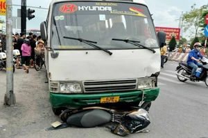 Thêm 1 nạn nhân tử vong trong vụ xe ô tô khách tông hàng loạt xe máy ở Long An