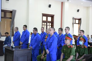 Bị nói nhìn đểu, nhóm thanh niên mang dao chém đối thủ