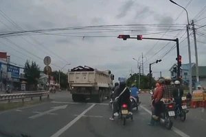 Tước giấy phép lái xe tài xế xe ben vượt đèn đỏ, quay đầu xe trên quốc lộ 1