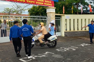 CSGT hỗ trợ thí sinh bị tai nạn đến điểm thi kịp thời