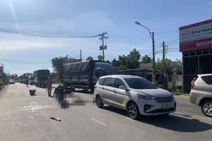 Tông vào đuôi ô tô phía trước, người đi xe máy tử vong