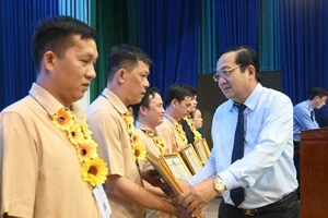 300 công nhân lao động giỏi được tuyên dương, khen thưởng 