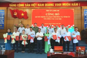 Long An: Công bố nhiều quyết định về công tác cán bộ