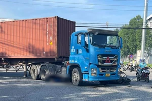 Va chạm với container, nam công nhân tử vong trên đường đi làm