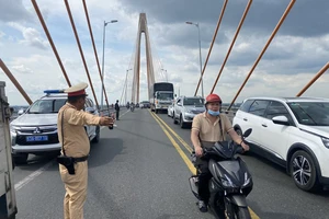 Va chạm trên cầu Rạch Miễu, nam thanh niên bị xe khách cán tử vong