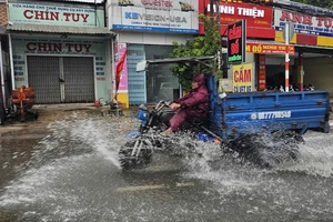 Mưa lớn, nhiều tuyến đường tại Long An ngập nặng sau cơn mưa lớn 