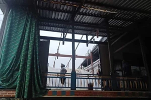 Mưa giông làm tốc mái 5 căn nhà và 1 người bị thương ở Long An