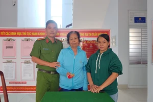 Nhặt được vàng, người phụ nữ tìm người làm rơi trả lại