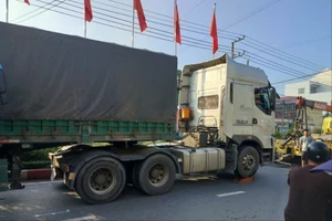 Người đàn ông đi xe máy tử vong tại chỗ sau va chạm với xe đầu kéo