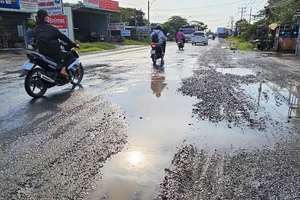 Mưa lớn, Quốc lộ 62 ở Long An như ruộng cày