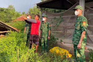 Vận chuyển thuê pháo lậu với giá 300.00 đồng từ Campuchia vào Việt Nam thì bị bắt