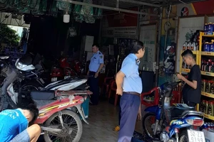 Long An: Phát hiện nhiều cửa hàng bán phụ tùng xe máy giả nhãn hiệu Honda, Yamaha