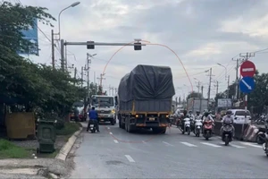 Long An: Xe tải bất chấp nguy hiểm chạy ngược chiều trên Quốc lộ 1