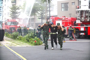 Hơn 1.000 người diễn tập PCCC tại tòa nhà 12 tầng ở Long An