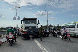 3 ô tô va chạm trên cầu Bến Lức, hướng đi TP. HCM bị ùn tắc 
