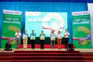 Trên 900 triệu đồng hỗ trợ vốn không lãi suất cho 40 nông dân Long An 