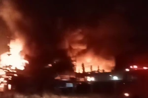 Cháy lớn tại kho chứa nguyên liệu