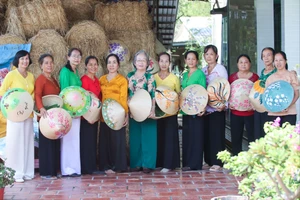 Đưa nghề chằm nón lá lên mạng xã hội để tiếp cận người tiêu dùng