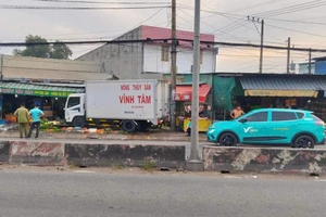 Người bán cá thoát nạn khi xe tải lao vào sạp rau