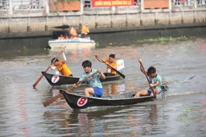 Hàng ngàn người dân Long An phấn khích đến xem đua xuồng ba lá
