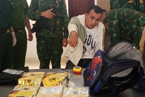Nam thanh niên mang hơn 10 kg ma túy từ Campuchia về Việt Nam thì bị bắt