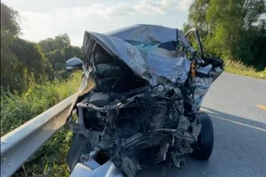 Ô tô 7 chỗ tông trực diện vào xe tải, tài xế tử vong