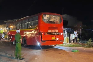 Tông vào xe chở công nhân, nam thanh niên đi xe máy tử vong