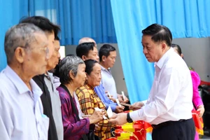 Trưởng Ban Tuyên giáo Trung ương tặng quà tết tại Long An