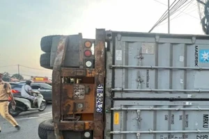 Nổ lốp, xe container rơi thùng hàng xuống quốc lộ 1