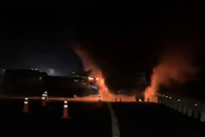 Xe tải bốc cháy trên cao tốc TP HCM- Trung Lương