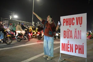 Bữa ăn miễn phí, ấm lòng người dân về quê đón tết