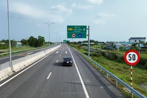 Rất ít phương tiện lưu thông vào cao tốc Bến Lức - Long Thành 