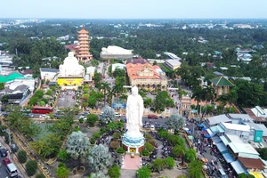 Hàng nghìn người đến chùa Vĩnh Tràng cầu bình an ngày mùng 1 Tết