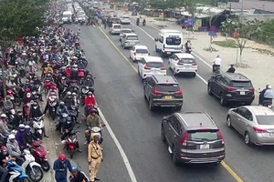 Giao thông ùn tắc, BOT cầu Rạch Miễu liên tục xả trạm ngày mùng 2 Tết