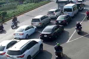Người dân đi chơi Tết tăng cao, cầu Rạch Miễu bị ùn ứ ngày mùng 2 Tết