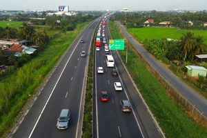 Giao thông ùn ứ khi người dân miền Tây trở lại TP.HCM sau kỳ nghỉ Tết