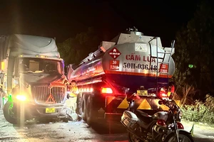 Xe Container và xe bồn va chạm khiến quốc lộ 62 ùn ứ kéo dài