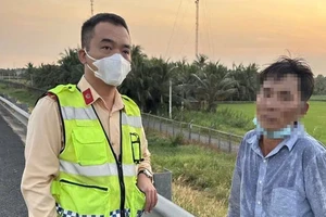 Người đàn ông thoát khỏi taxi, băng ngang cao tốc có biểu hiện bất thường 