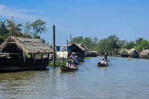 Du khách quốc tế thích thú trải nghiệm sông nước Tiền Giang 