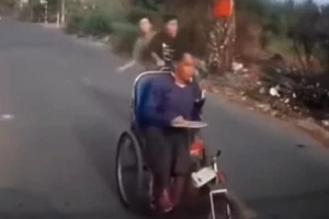 Camera ghi cảnh hai thanh niên đi xe máy đánh vào đầu người đi xe lăn 