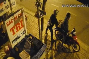 Camera ghi cảnh hai thanh niên trộm 10 thùng trái cây