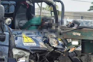 Va chạm với xe container phía trước, tài xế xe tải tử vong trong cabin