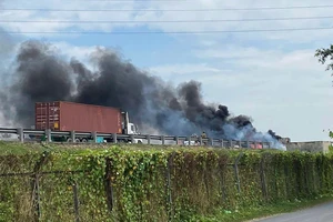 Xe cứu thương bốc cháy ngùn ngụt trên cao tốc TP.HCM – Trung Lương