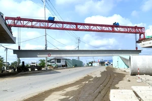 Hoàn thành lao lắp dầm cầu Tân Bửu trên Vành đai 3 qua Long An