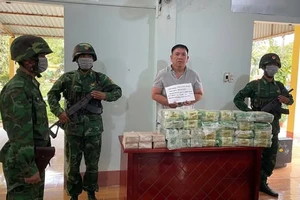 Bắt người vận chuyển 26kg ma túy và 12 bánh heroin giấu trong túi trà