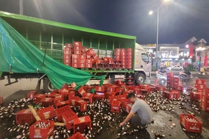 Xe tải thắng gấp làm rơi hàng trăm thùng bia đổ xuống đường